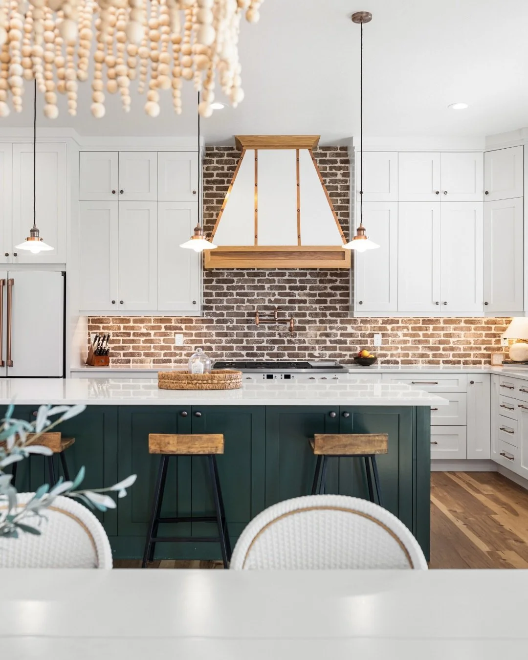 The holidays are magical, but let&rsquo;s be honest..
⠀⠀⠀⠀⠀⠀⠀⠀⠀
Your kitchen becomes Ground Zero for all the fun (and all the stress 😅)
⠀⠀⠀⠀⠀⠀⠀⠀⠀
Maybe your current kitchen has you squeezing past guests, turning to your dining table for overflow spa