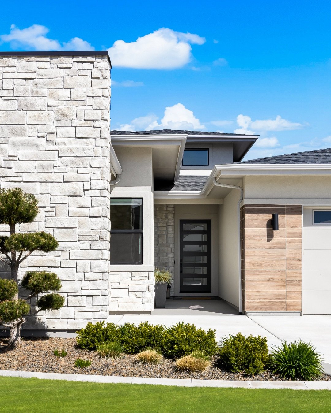 It&rsquo;s all in the details ✨
⠀⠀⠀⠀⠀⠀⠀⠀⠀
This home and property are next level when it comes to Idaho Luxury Living, but the details (and the views) are what truly makes this home incredible.
⠀⠀⠀⠀⠀⠀⠀⠀⠀
Swipe to learn more about some of our favorite 