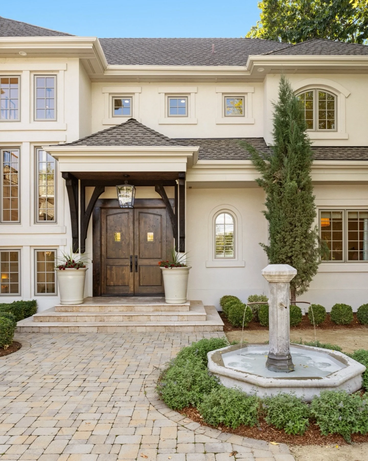 JUST LISTED ✨

Unparalleled opportunity to own this extraordinary custom home nestled on a pristine ~1/2 acre+ lot on historic Warm Springs Avenue 🕊️ This is my absolute favorite home in the area and everything about it is incredible!

Offered at $5