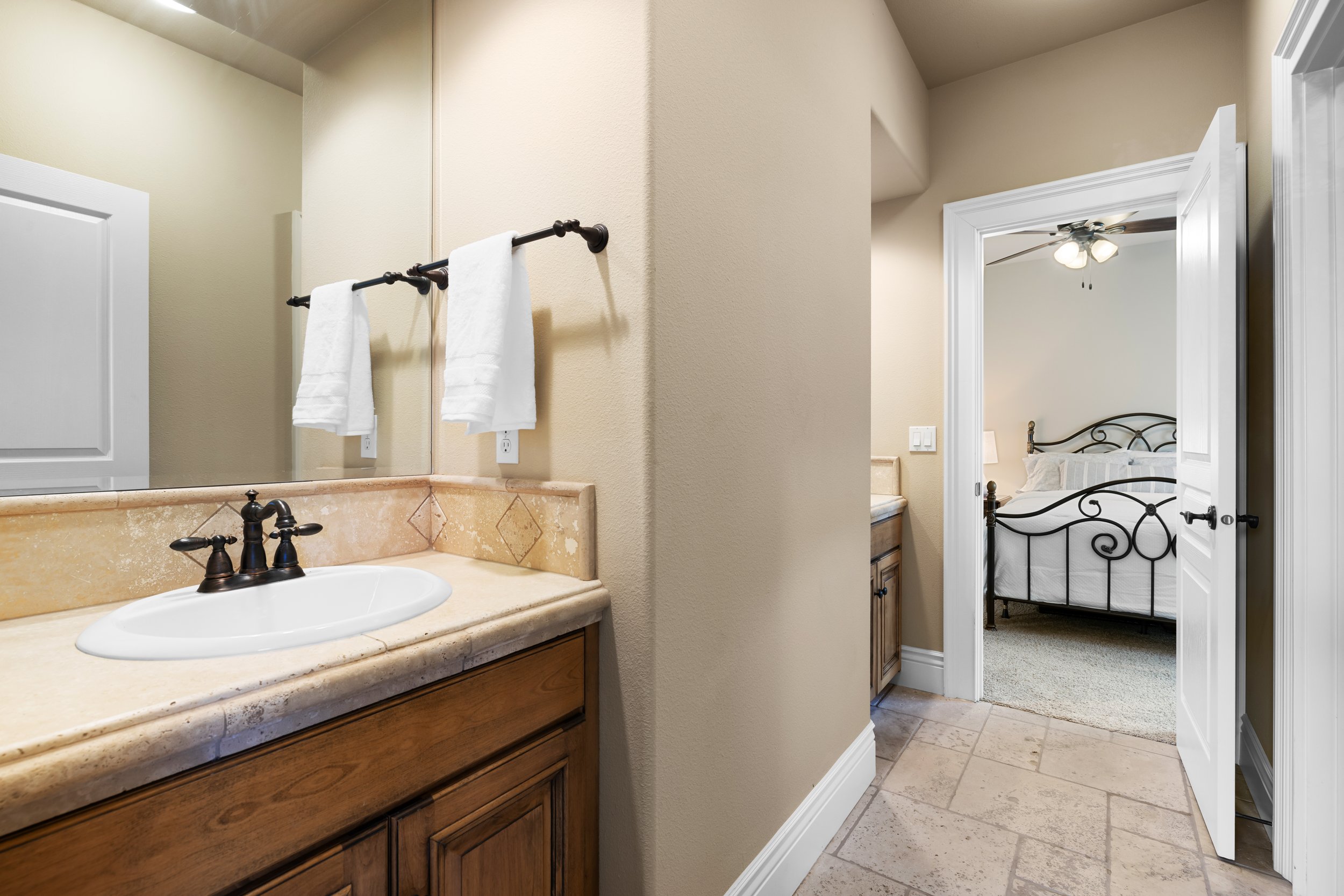 636WColchesterDr-66.jpg