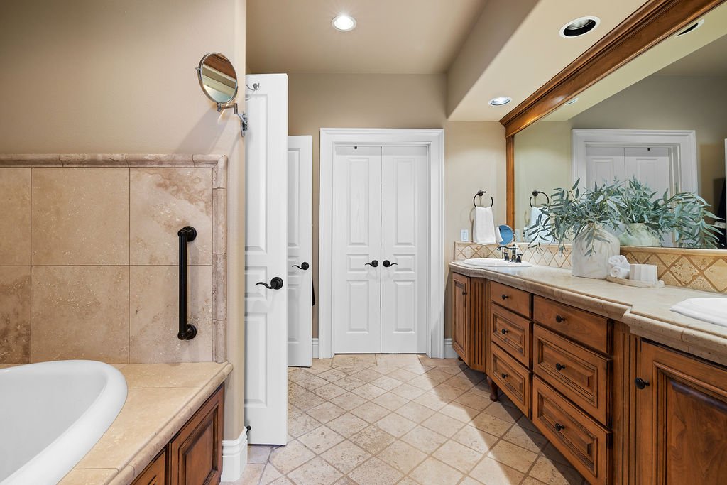 636WColchesterDr-59.jpg
