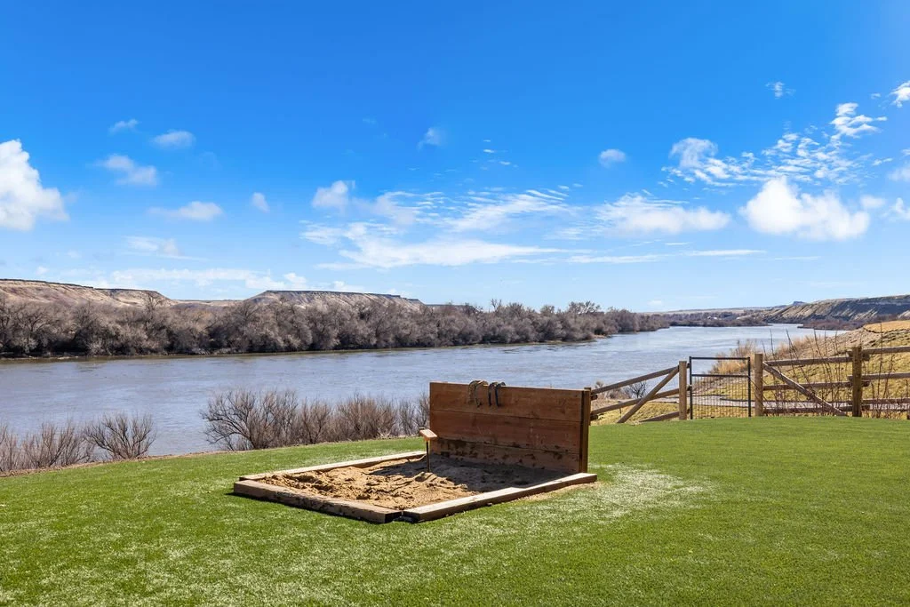 7858RiverFrontDr-101.jpg