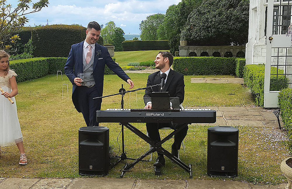 Singer Pianist Wedding Drinks Outside