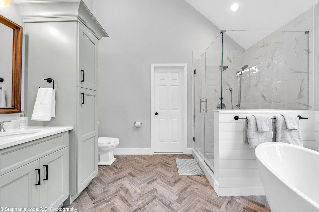 Last week we gave you a sneak peak at the progress of this stunning master bathroom. Its's finished and we are in awe of the transformation. Head to stories for some before pictures.
.
.
.
#litchfieldhillsmarbleandgranite #lhhomedesigns #bathroom #in