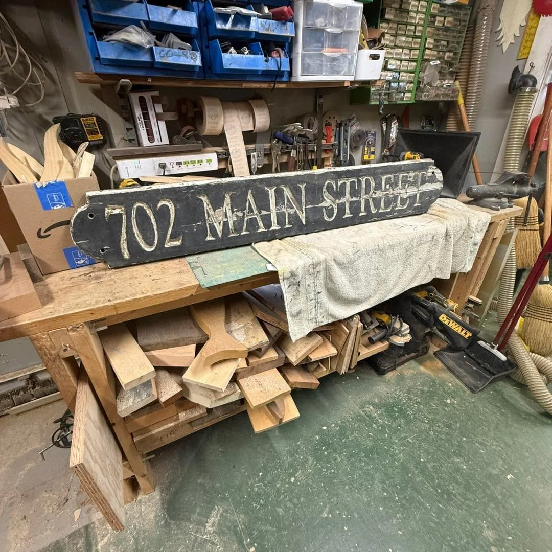 This was a job I took on as a curiosity&hellip; a 50+ year old quarterboard from an antique farmhouse that was in very rough shape&hellip;hopefully now they can get another 50 out of it

#handcarved #functionalart #handcarvedsigns #scituatewoodcarver