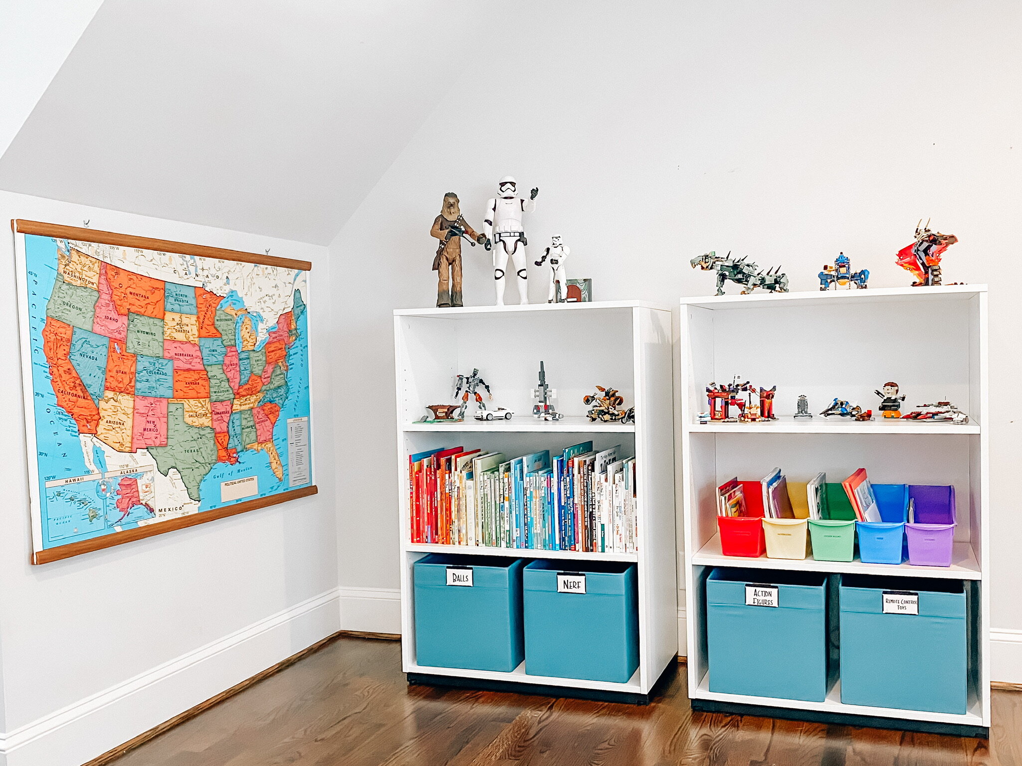 rainbow-bookshelf-organized-playroom