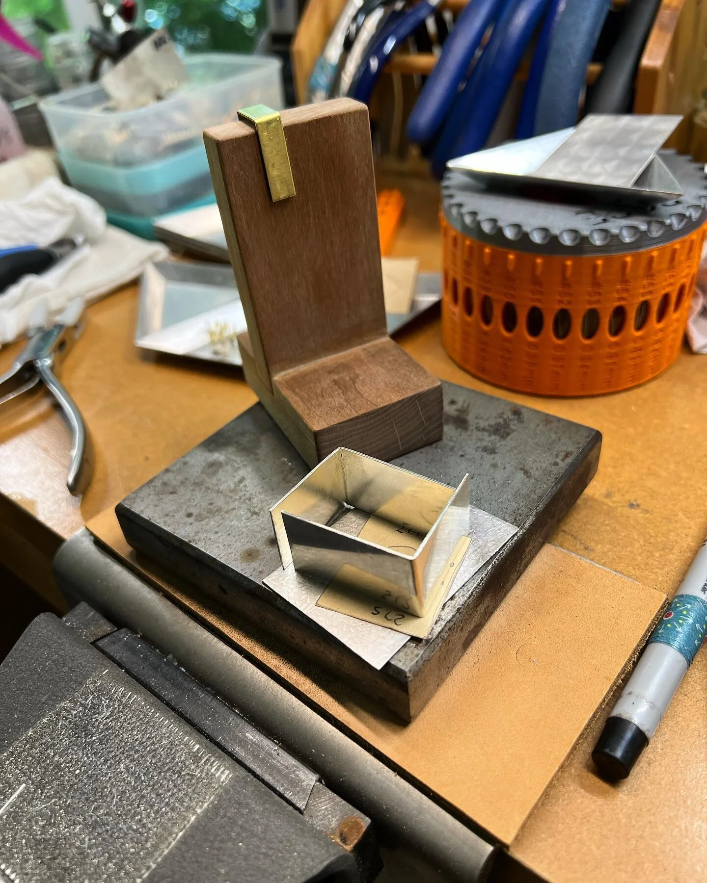 On my bench: two very different construction projects.

#kosmickistudio #onmybench #prototyping #construction #orderofoperations #madeinatlanta #ladysmith