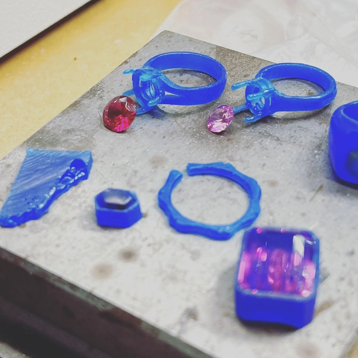 I&rsquo;ve been thinking &amp; playing in wax these days. Nothing&rsquo;s been cast yet, but I&rsquo;m getting there.

#kosmickistudio #waxdesigns #wip #onmybench #instasmithy #ladysmith