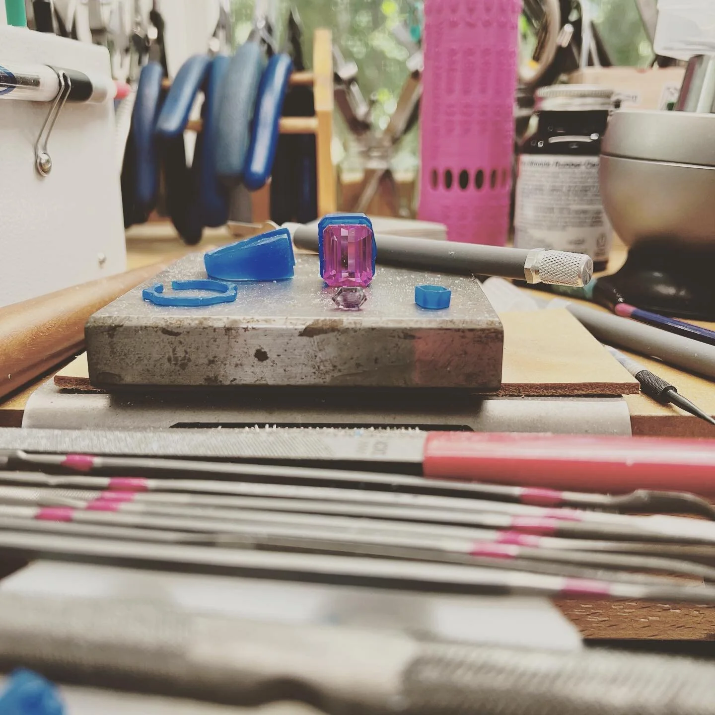 I&rsquo;m just over here, playing around &amp; messing up, repairing, then trying again. 

#kosmickistudio #wip #onthebench #waxcarving #rifflerfiles #ladysmith #instasmithy #madeinatlanta