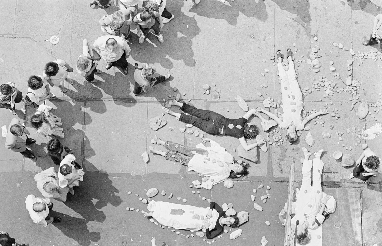 Betsy Damon, Meditation with Stones for the Survival of the Planet, performance on West Broadway, New York, 1984. AP ©Betsy Damon 1984/2021.