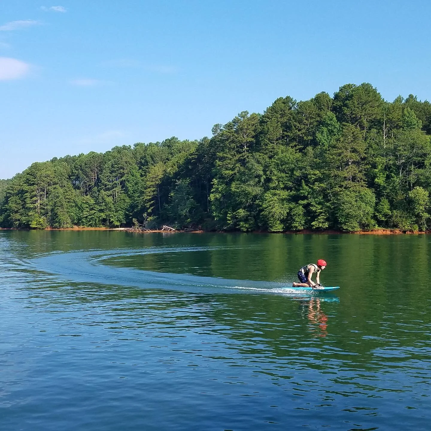Nate making it look easy!
#southcarolina 
#carolinalife 
#lakelife 
#ashevillenc 
#greenvillesc 
#liftfoils 
#vifoils 
#seakindlyfoilschool
 #efoilcarolinas