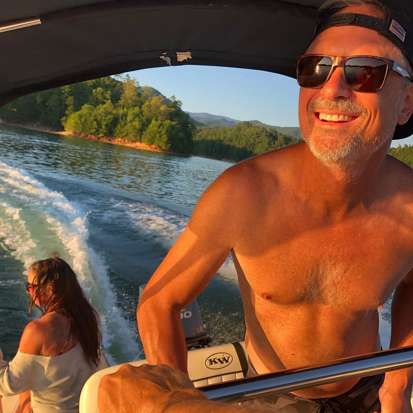 FontanaDaze

Capit&aacute;n #jotabe 
#eagerdown
#efoilcarolinas 
#northcarolina 
#lakelife 
#romanticasheville 
#dolphinkick
#yachtlife 
#smilesformiles