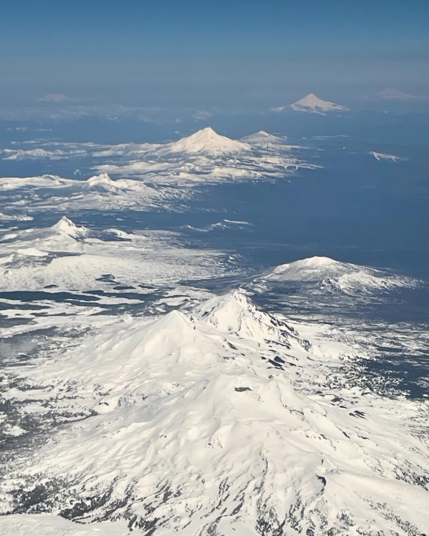 En route to Eugene for my last concert as Artistic Director of @oregon_mozart_players on May 11.

Going to miss flying over the Cascades on a regular basis.

Link in bio for more concert information.

#conductor #legacy #oregon #orchestra #cascades #