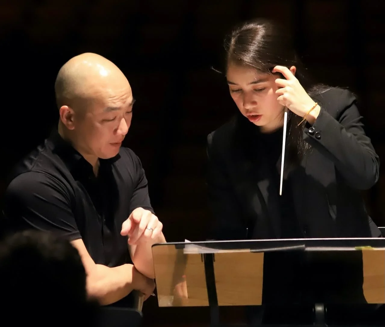 Mentoring the next generation of conductors and giving them opportunities to learn and grow is a responsibility I take very seriously. @sara.aldanap and @yoona.jeong have been wonderful ambassadors as the first two Assistant Conductor Fellows at @ren