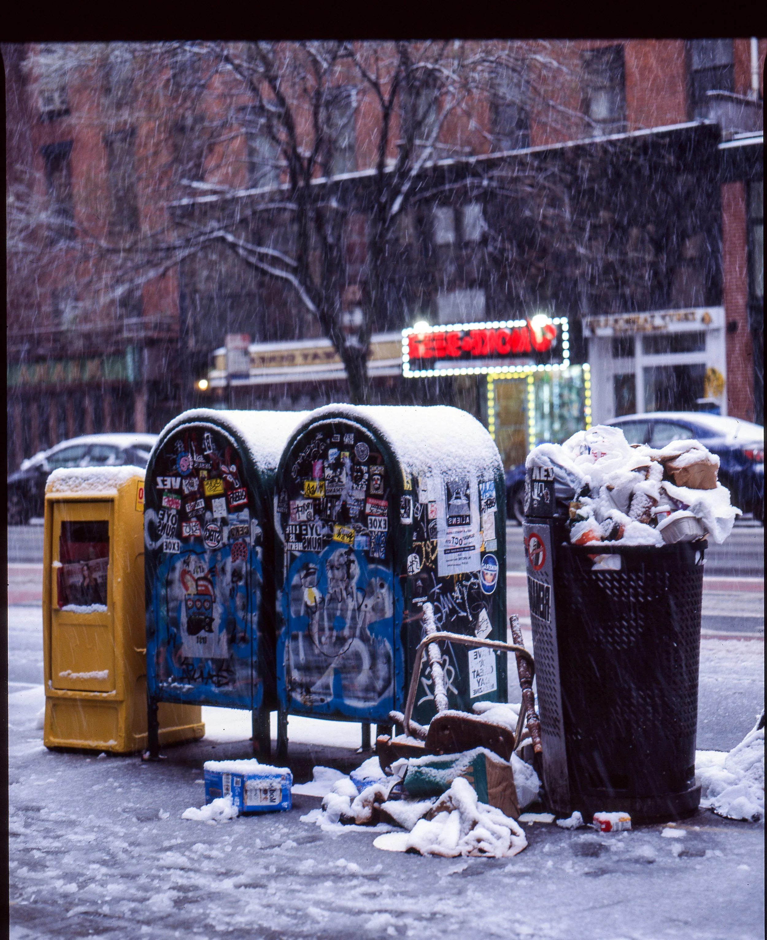 mailbox snow.jpg