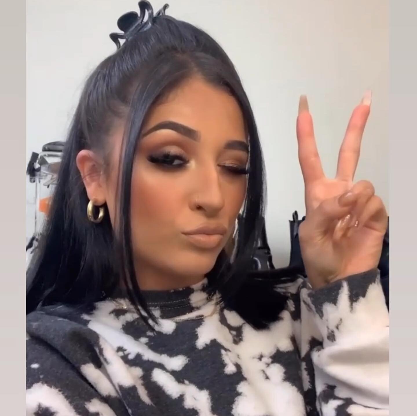 Swipe left for my tik tok 😅 follow me juliemua_x! Any who- how is everyone on this cloudy day☁️? Today is definitely a no makeup, skin day for me, running a few errands, going for my walk, cleaning brushes &amp; tidying up my apartment! More makeup 