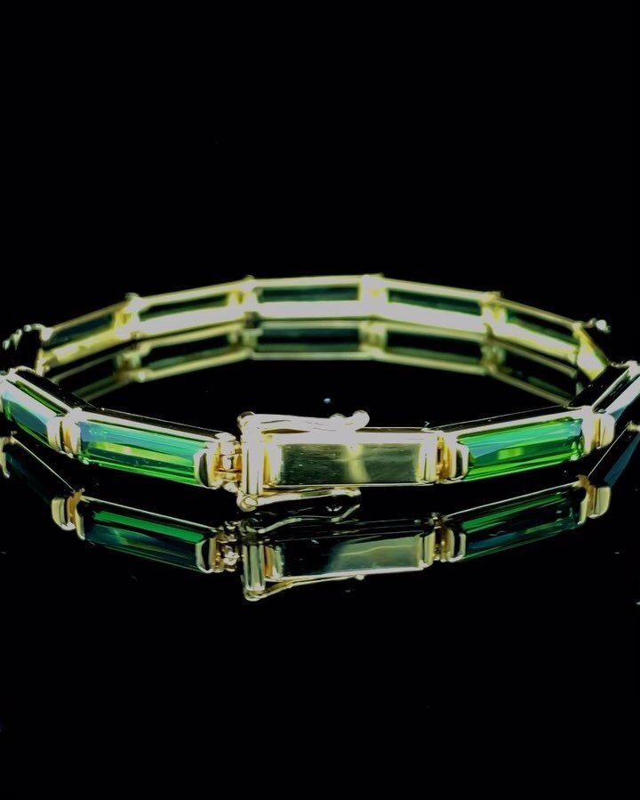 Made in Norway

In love with bamboo. 
This bracelet consists of beautiful tourmalines, set in golden gold. 
Getting inspiration from nature opens up so much for me and in my design- creations.

My trip to Bali i february has opened up a new future de