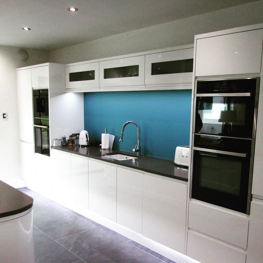 This stunning modern style kitchen was created for our client in the Burbage area featuring painted white gloss handless design, Silestone worktops, Neff appliance. All hand built and installed by our in house team.⠀⠀⠀⠀⠀⠀⠀⠀⠀ ⠀⠀⠀⠀⠀⠀⠀⠀⠀
&gt;
⠀⠀⠀⠀⠀⠀⠀⠀⠀
