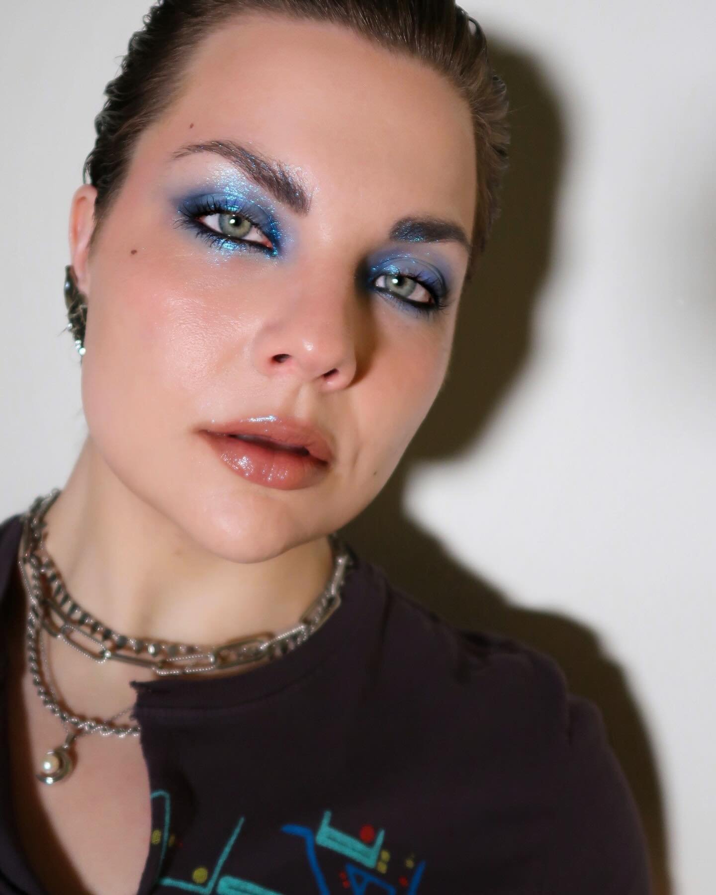 &lsquo;sup my friends&hellip;it&rsquo;s been a minute 🦋🐳🦕🔵🪁

After I created this look, I recreated it 3 times within 10 days 😭 The @blendbunnycosmetics Machina Palette is no joke. Just love this look so dang much and these blue shades just sin