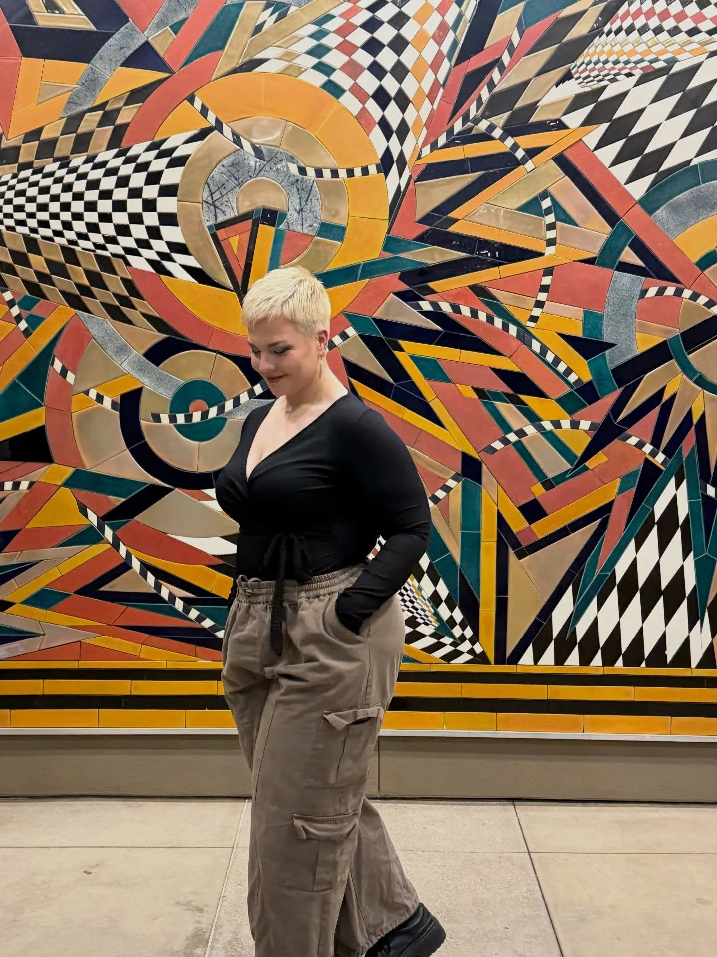 truly just cause this mosaic is so cool 😍 

#impromptuphotoshoot #losangelesnightlife #shorthairdontcare✂️ #curvemodel #blondepixie