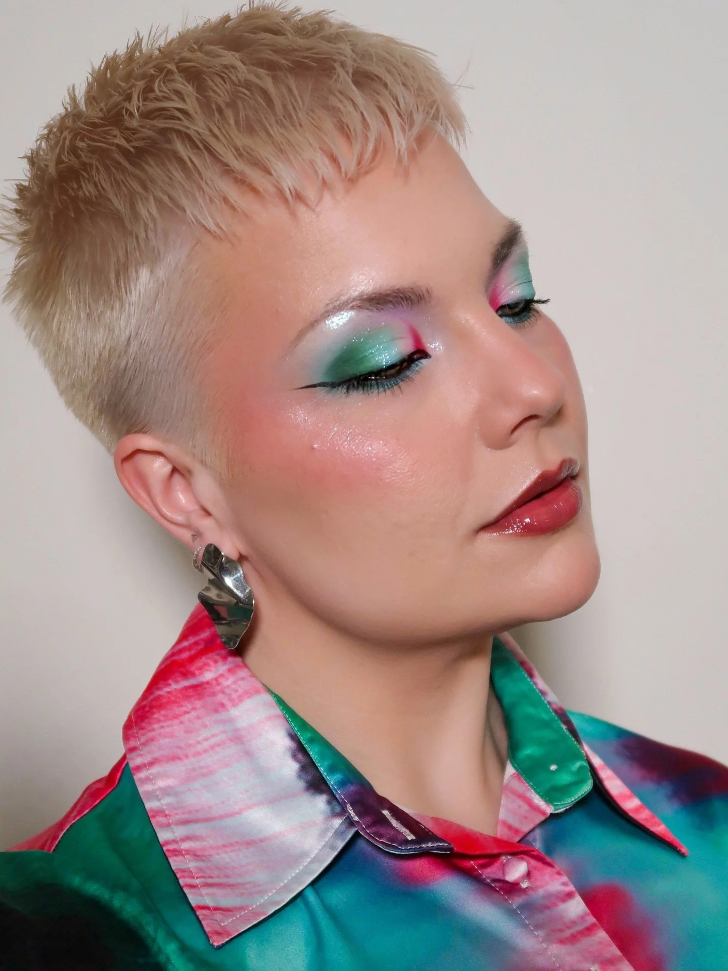 perhaps she loves a coordinating makeup look to a fault 😭🩵💕💚😘 

I have enough eyeshadow to match this print from @rimiverse perfectly! This was also a day after a fresh cut and color! Which was about a month ago now. 

@aoramakeup Inicia Primer
