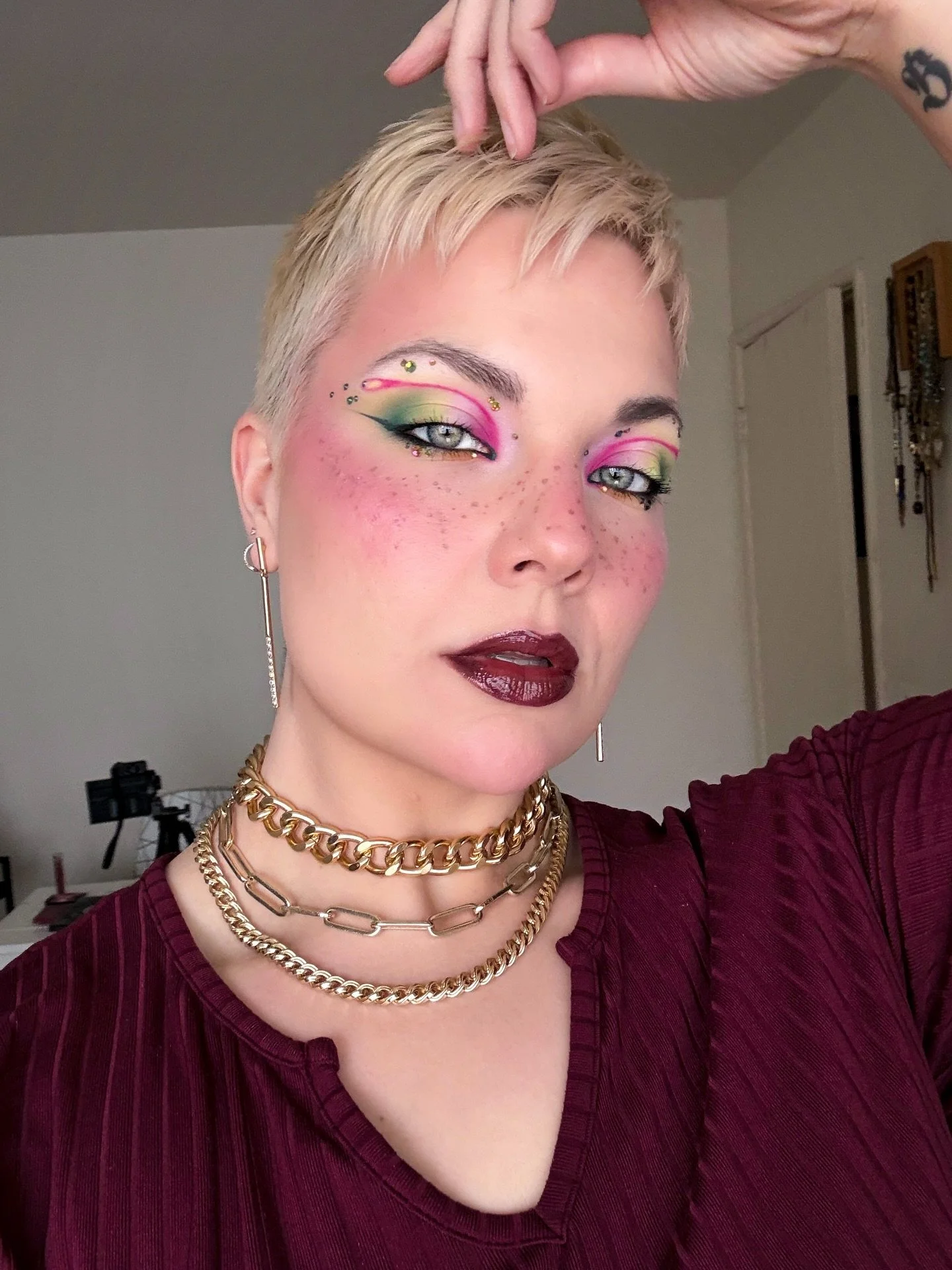 weekend makeup playtime is the best 💕

the @getstonned acid trip rhinestones is what I used for the color palette for this look and I couldn&rsquo;t be happier with how it turned out 😍

@aoramakeup Inicia Primer
@kaleidosmakeup Tone Activator, Symp