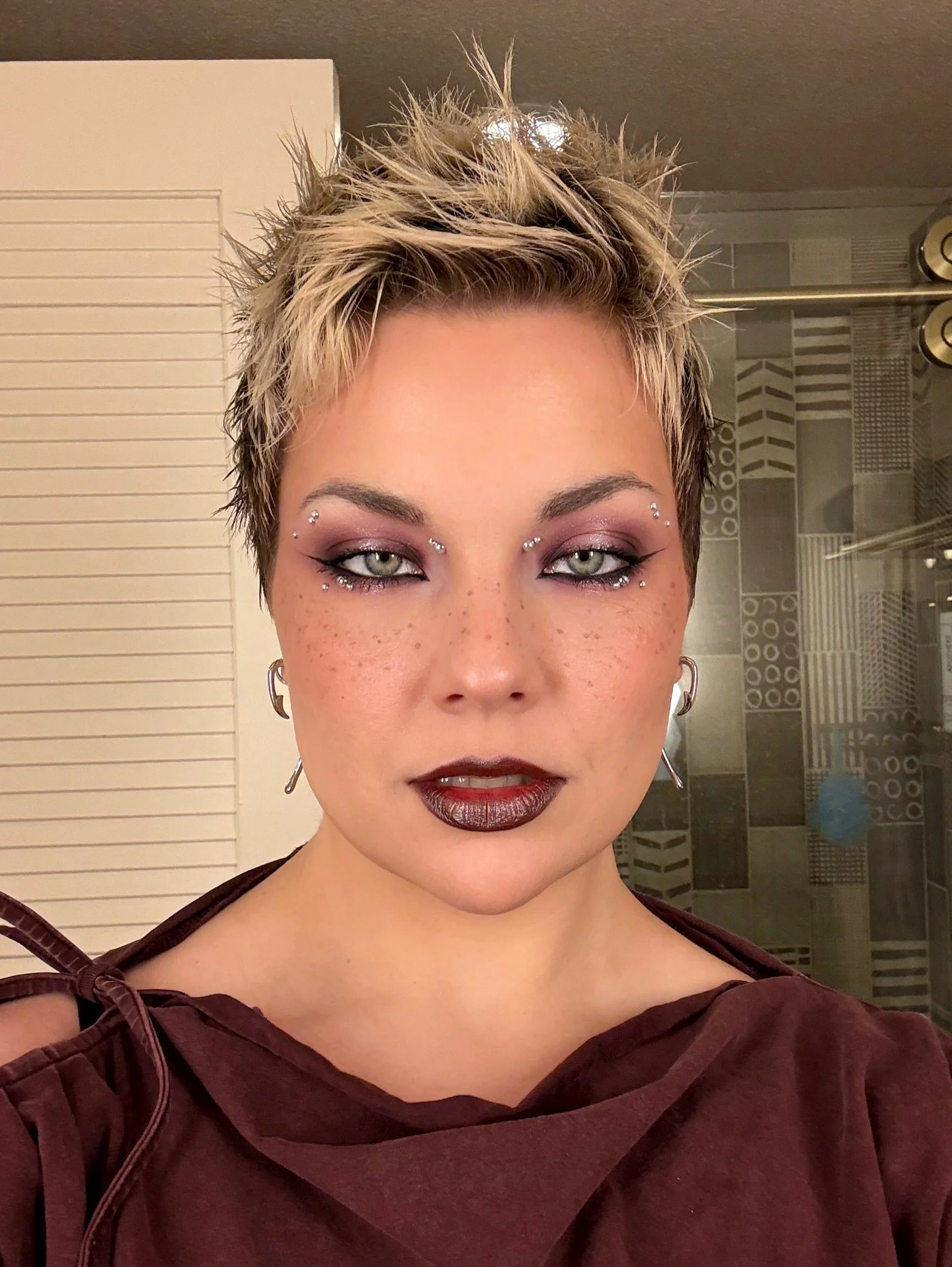 this might be my favorite eyelook I&rsquo;ve done all year - the color and the silver accents just shine ✨ 

@aoramakeup Primer
@lagirlcosmetics pro conceal (peach)
@milanicosmetics eyeshadow primer
@armanibeauty luminous silk foundation (4)
@maybell