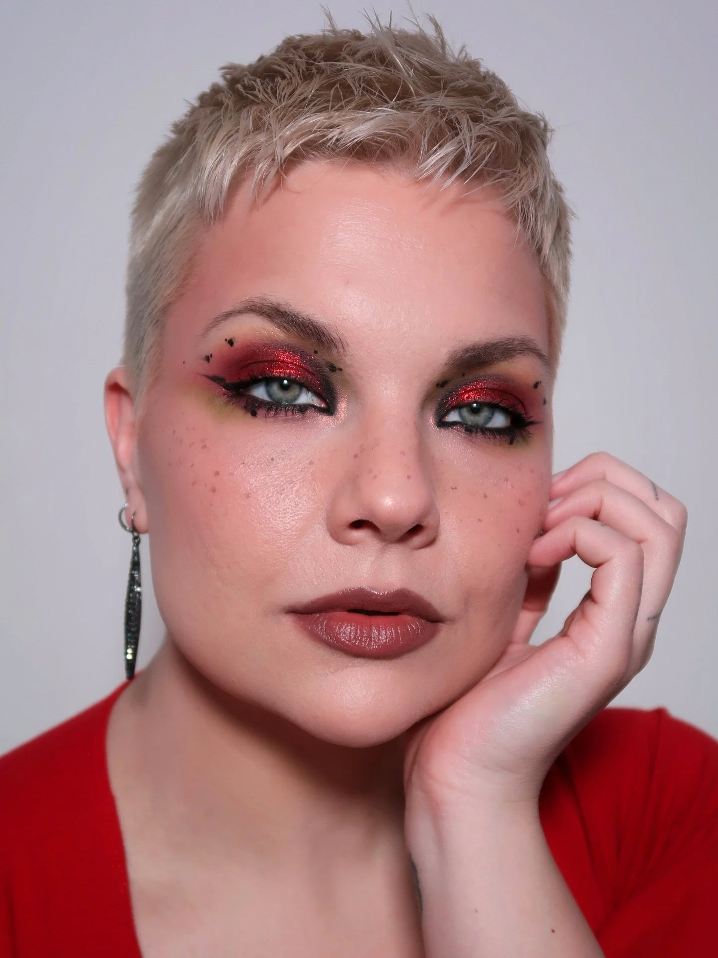 a true red sparkly eyeshadow is just magnificent &hearts;️

@aoramakeup Inicia Primer
@lagirlcosmetics pro conceal (peach)
@milanicosmetics eyeshadow primer
@armanibeauty luminous silk foundation (4)
@maybelline instant age rewind (brightener)
@tower