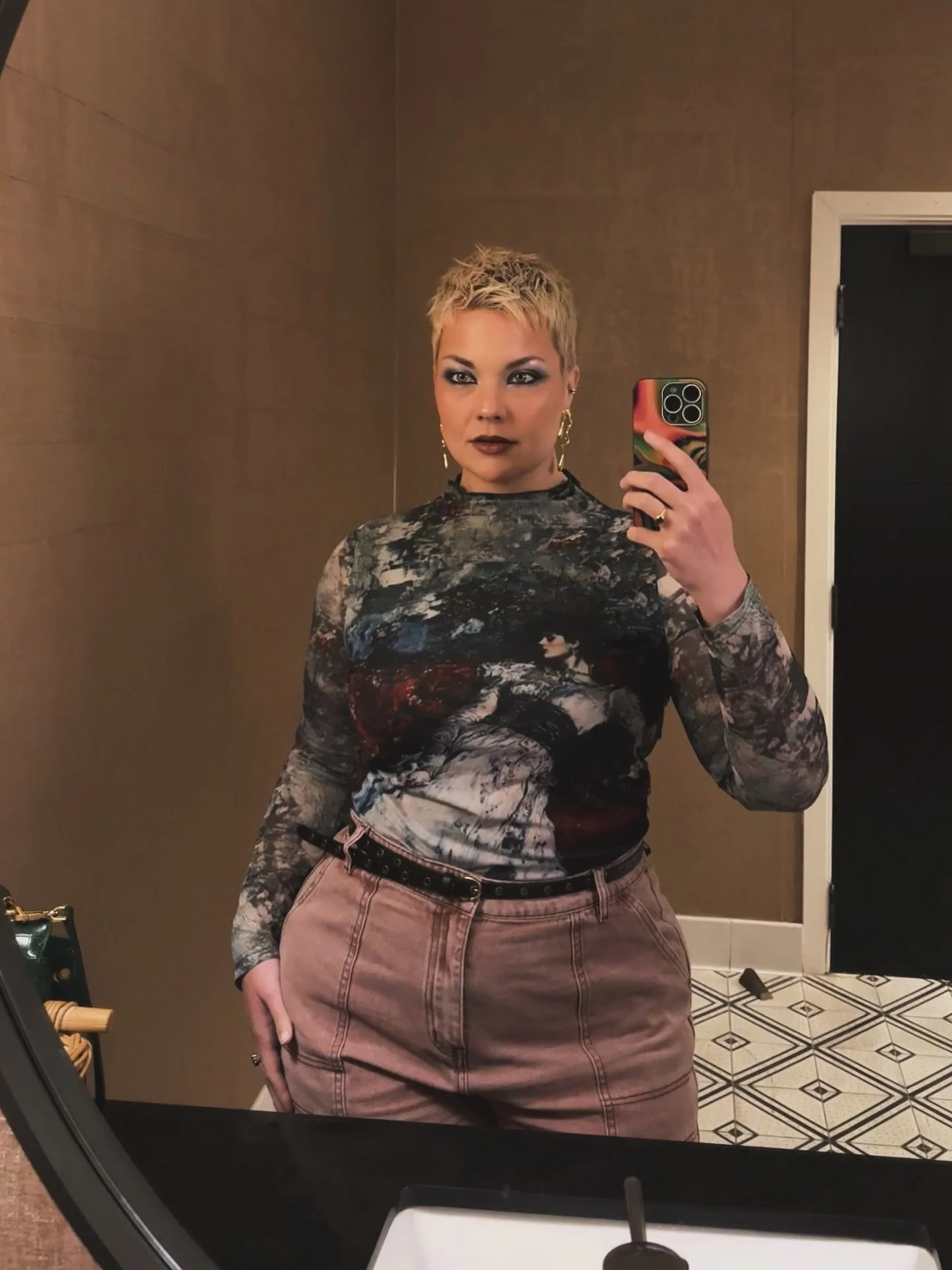 just a girl and her first look from her birthday (yup, I did two different outfits and makeup looks 😭😍😎)

@shopcider @cidercurve top and pants!

@aoramakeup Inicia Primer
@kaleidosmakeup Tone Activator, Symphony Contour Trio (Light)
@lagirlcosmeti