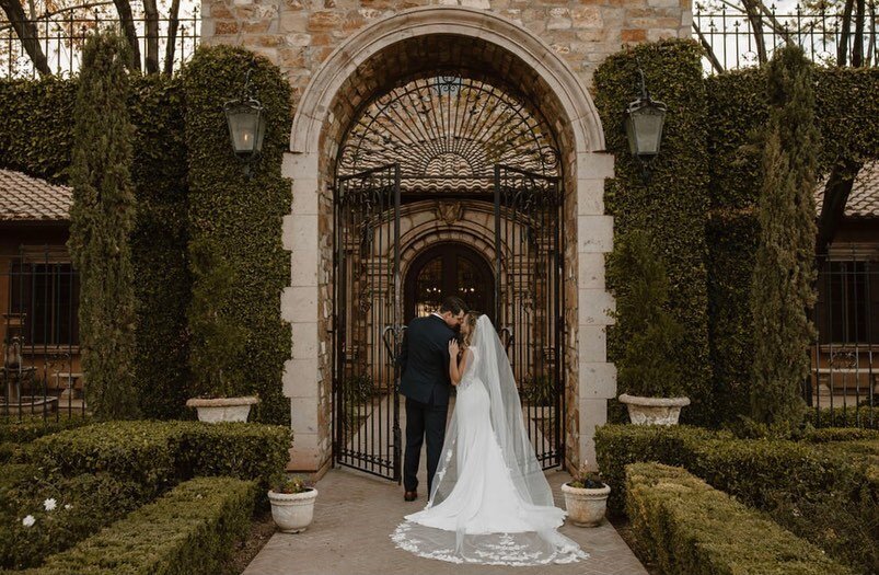 sharing more details of this day &mdash; A venue that also sets a tone to your wedding day! I&rsquo;m for it.

#sandiegoweddingphotographer #muchlove_ig #dcpresets #wanderingweddings #weddingpioneer #wildheartsandsillylaughs #wedarizona ##sanfrancisc