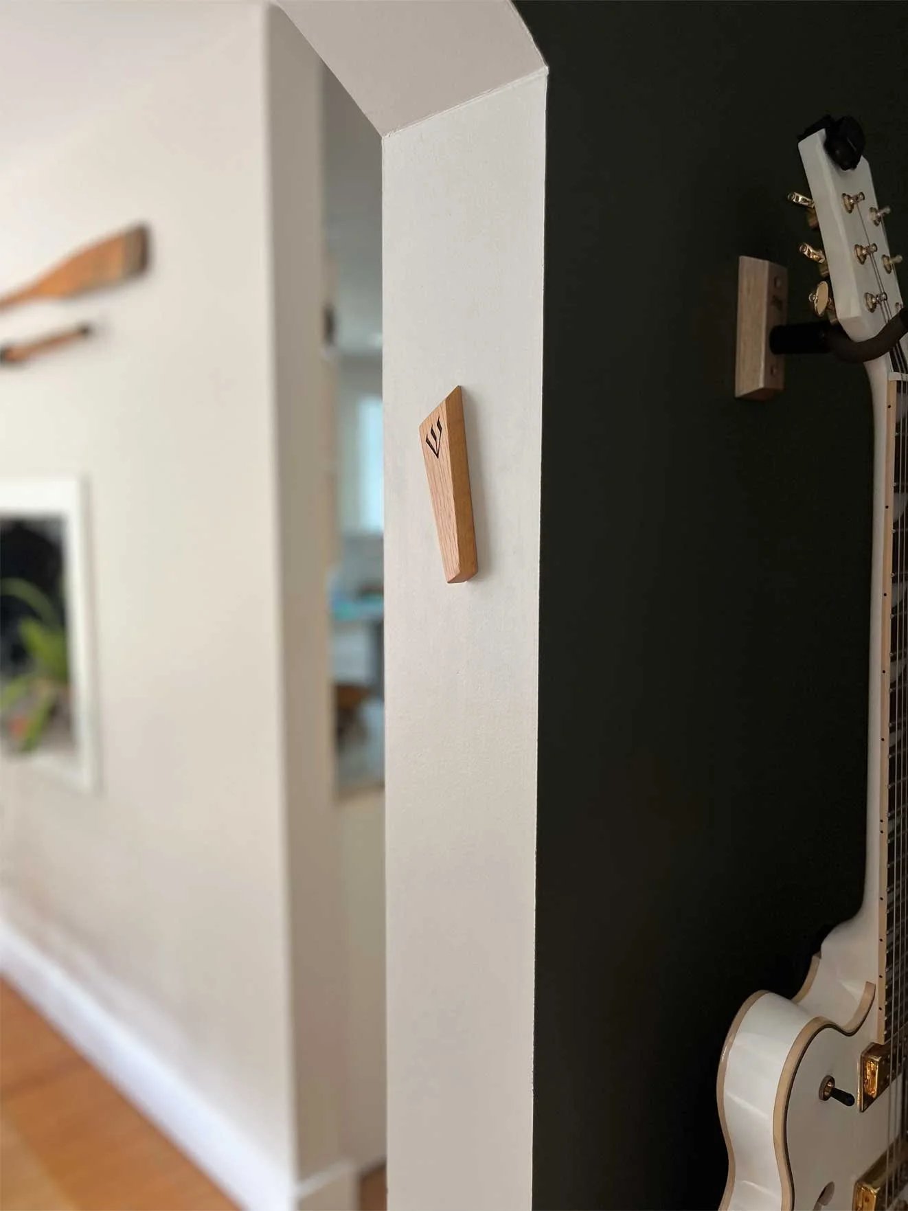 wooden-oak-mezuzah-with-shin-4.jpg
