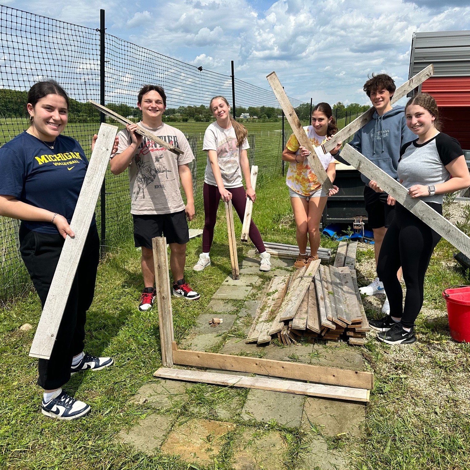 Huge shoutout to the BHHS Sophomore Leadership Team for their amazing work at the farm!
They rolled up their sleeves and:
✅ Built a 3-bin compost system
🌼 Planted pollinators to support our ecosystem
🧹 Cleaned animal pens with care
💚 Wrapped it