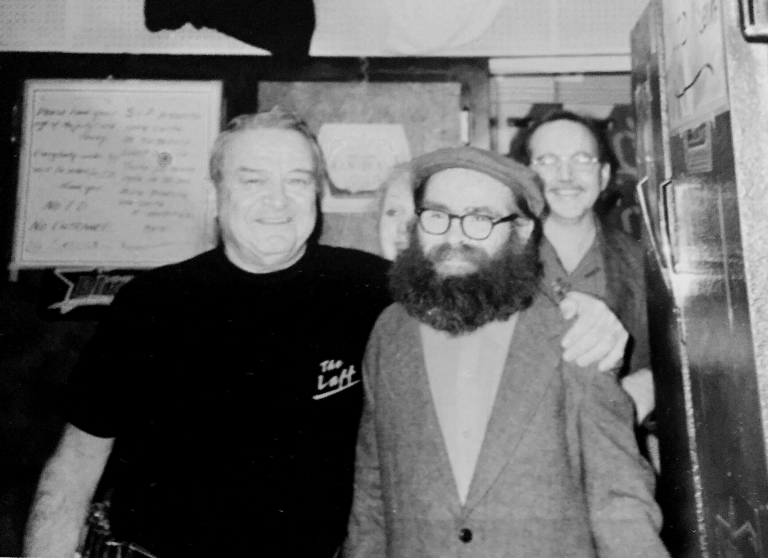 1993, quelques visages familiers (de gauche à droite) : le barman Marc Guertin, la comptable Micheline Chaput, Garry Pratt et Lawrence Buckley. Lawrence travaille toujours derrière le bar pendant la semaine, et Garry vit toujours à l'étage, et fait quelques tâches de conciergerie.