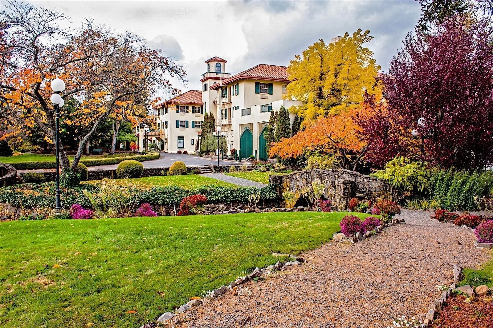 ext-hotelfrontday-fallleaves-result.jpg