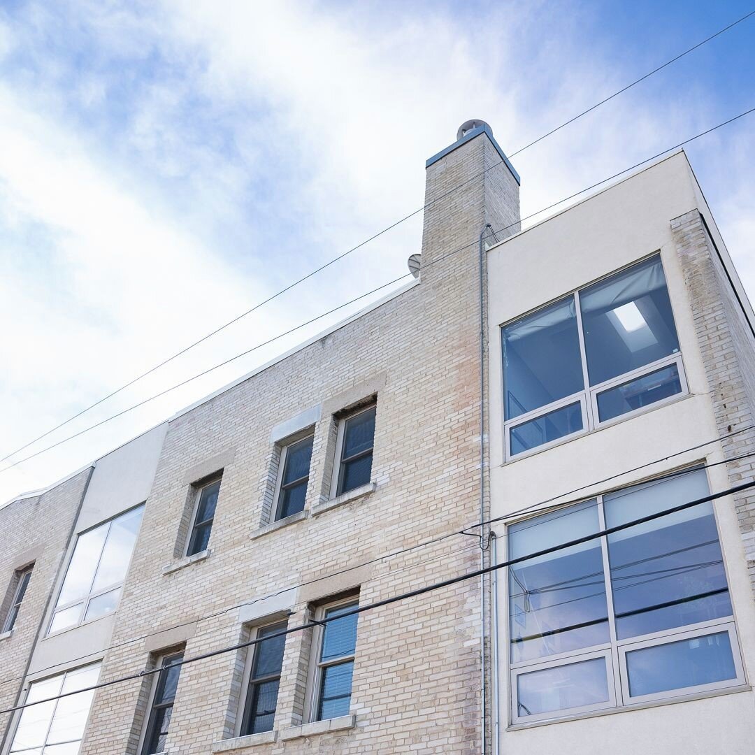 A side less seen &rarr; the east view of Hull Block featuring floor-to-ceiling windows to let in the light! 👀☀️ ⠀
⠀
.⠀
.⠀
.⠀
⠀
#yeg #edmonton #yeglocal #edmontonlocal #yegrealestate #yegdt #yegforsale #yeghomesforsale #liveinyeg #yegliving #edmonton