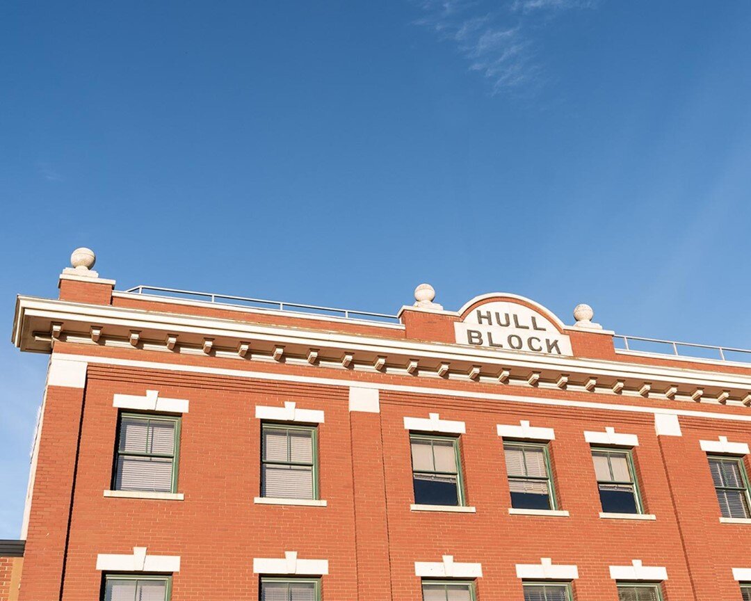 Beautiful blue skies over #YEG today! ☀️⠀
⠀
Check out our gallery online to see more view from the roof &uarr;⠀
⠀
.⠀
.⠀
.⠀
⠀
#hullblock #yegliving #yegspring #yegskies #yeglocal #liveinyeg #edmontonliving #yegforsale