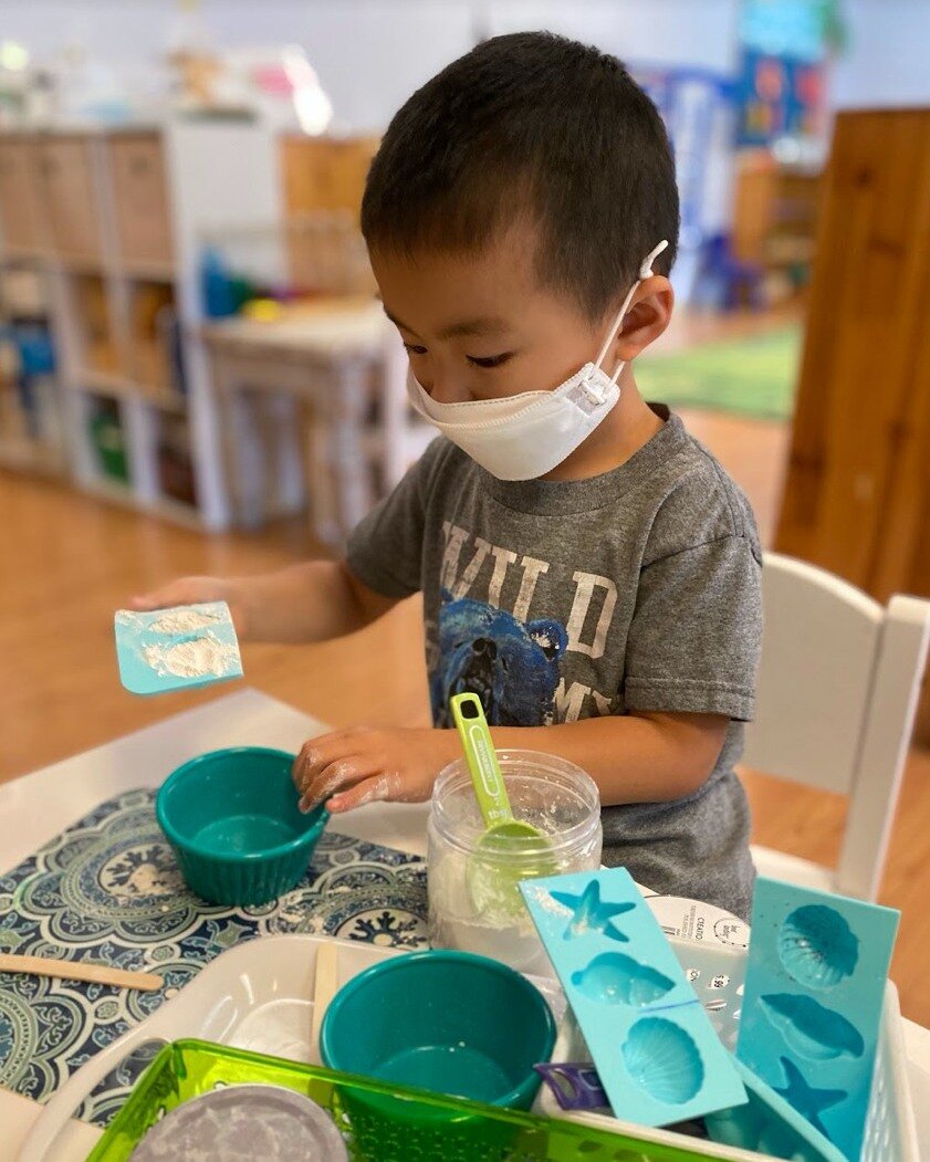 Kids love messy projects and sensorial experiences. We like to let them have that freedom while teaching containment and clean up.

#SensorySeeker #SensoryTray #SensoryBin #SensoryPlay #SensoryPlayIdea #SensoryPlayIdeas #SensoryActivity #SensoryActiv