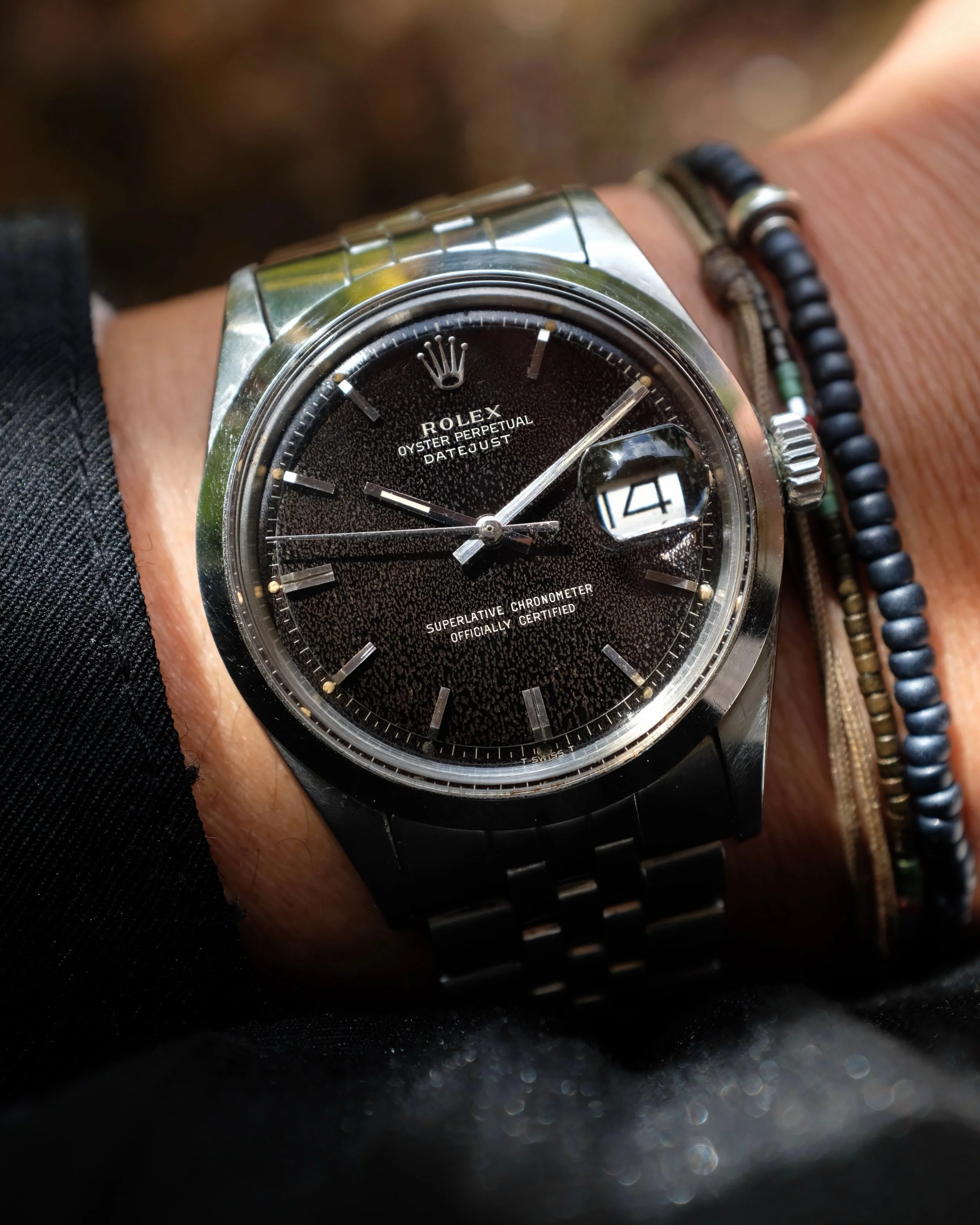 With a smooth bezel this Rolex 1600 is one of the most understated vintage Datejusts you might find. That is, until the sun comes out. 

-1971 Rolex Datejust 1600 w/ tropical gilt dial