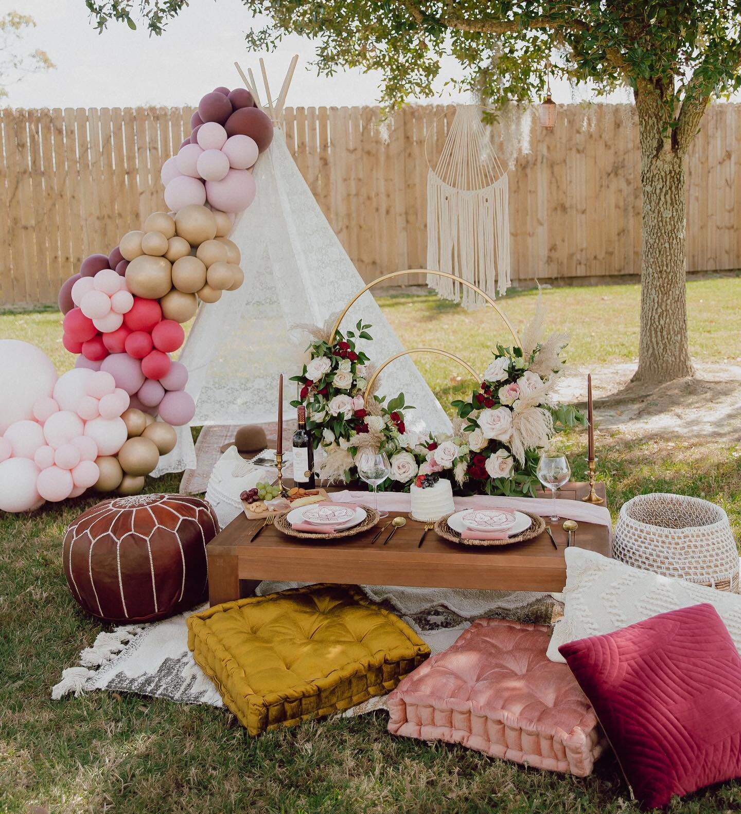 Your intimate backyard picnic, personalized as only SOIGN&Eacute;E DECOR can with Bohemian vibes and touches of elegance that inspire 𝕽𝖔𝖒𝖆𝖓𝖈𝖊..

Dream team✨
Styling/design: @soignee_decor 
Photography: @sarahwardweddings 
Florist: @hummingbird