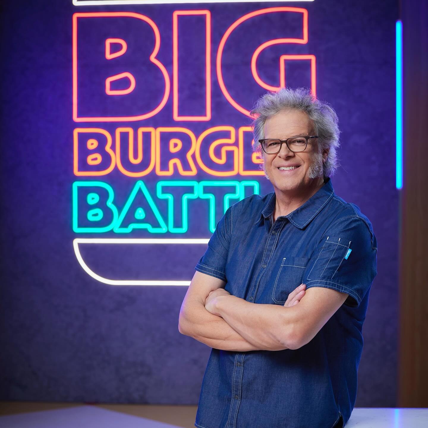 Canada!!! 🇨🇦 It&rsquo;s almost time to watch @motzburger judge on the new series #BigBurgerBattle that premieres TONIGHT at 9 pm ET / 6 pm PT on @flavour.network &amp; streaming on @stacktv. You won&rsquo;t want to miss it! 🍔🙌🏆