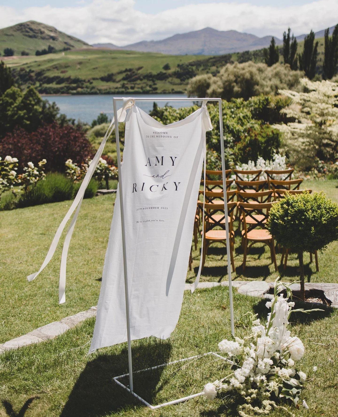 Ceremony Goals 🏔️⁠
⁠
I mean, just look at those views at @stoneridgeestate.⁠
Iconic 👌🏼⁠
⁠
Fabric welcome sign looking pretty damn gorgeous floating gently in the breeze there too x⁠
⁠
DREAM TEAM⁠
Planning - @hollyandcoevents⁠
Photography -@mountai