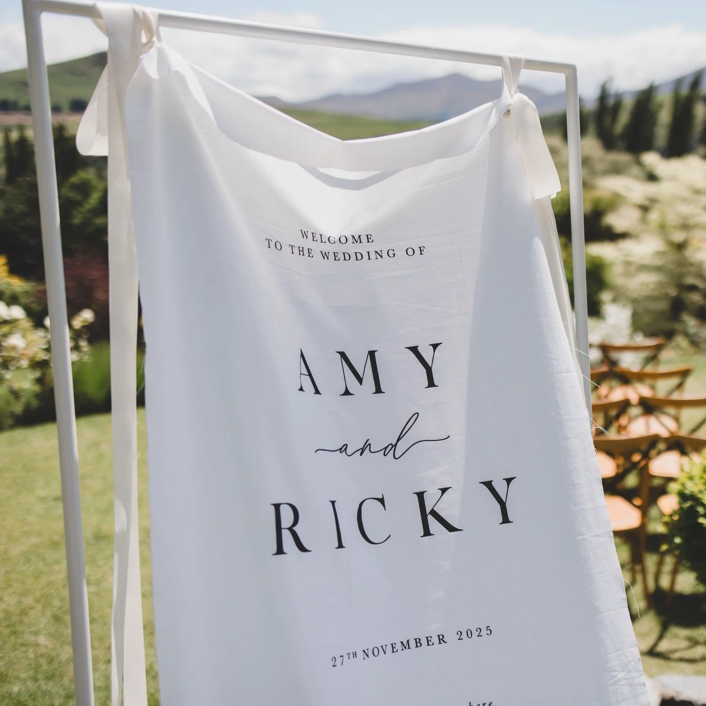 Ceremony Goals 🏔️⁠
⁠
I mean, just look at those views at @stoneridgeestate.⁠
Iconic 👌🏼⁠
⁠
Fabric welcome sign looking pretty damn gorgeous floating gently in the breeze there too x⁠
⁠
DREAM TEAM⁠
Planning - @hollyandcoevents⁠
Photography -@mountai