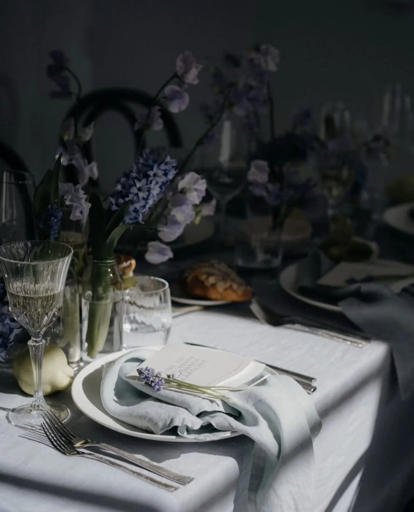 Mood lighting 💙🩵⁠
⁠
Folded, wave edge menus sitting pretty.⁠
⁠
Team:⁠
@ tble__linen__hire⁠
@ floralcentric⁠
@ nita.co.nz⁠
@ royallaboratorie⁠
⁠
G x