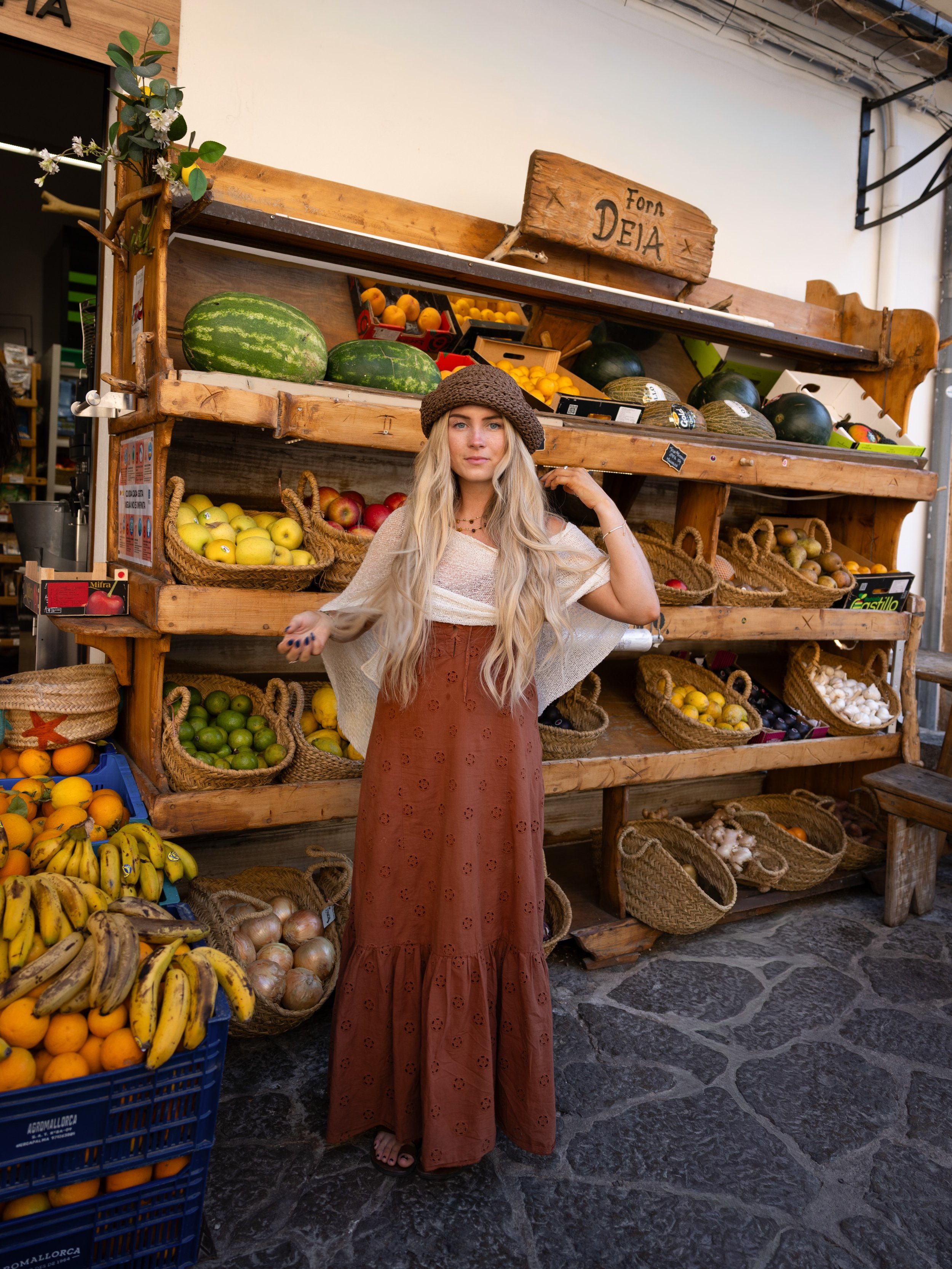 Mallorca 🍊 we missed the fruit guy but found a fruit stand instead! 

My fav places we visited:
1. Cal&oacute; del Moro
2. Dei&agrave;
3. Cala S&rsquo;Almunia
4. Cala d&rsquo;Or
5. Cala Llombards

We also visited Soller and went to the Soller mounta