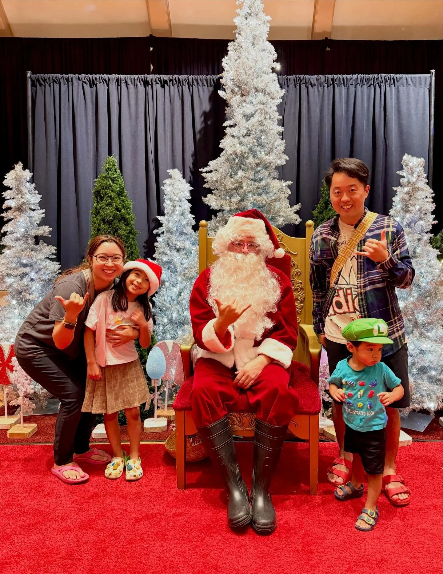 Merry Christmas!! 🎄✨🎻 Wishing you and your family a happy joyful Christmas!! 😊 Mahalo!! 

#merrychristmas2025 #ilovemyjob #hawaiistagram