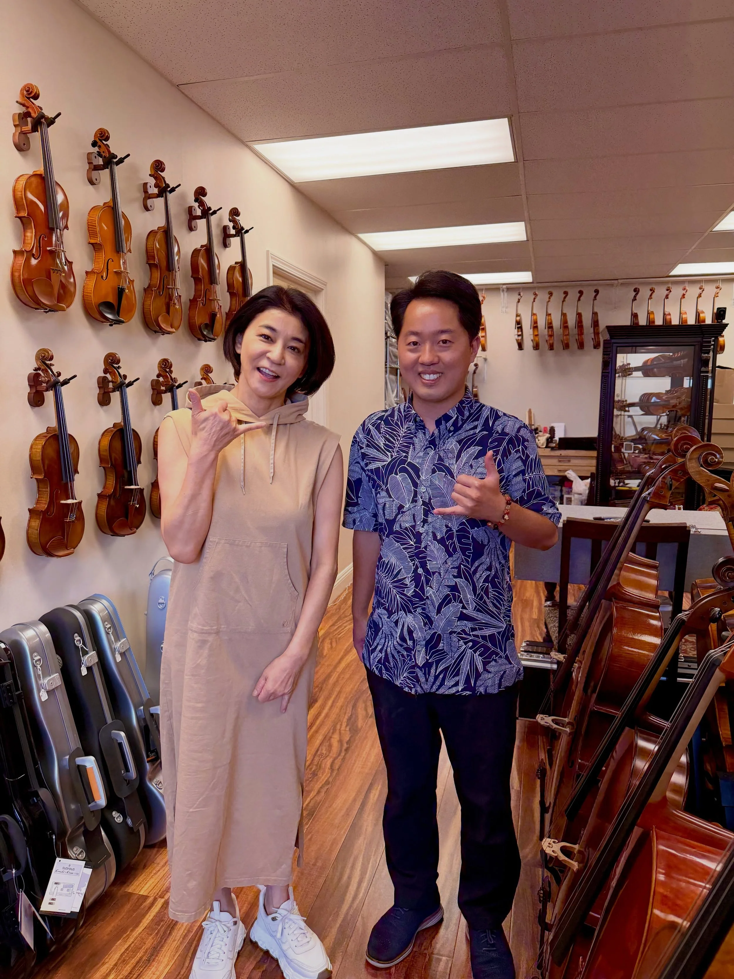 A special visit from renowned Japanese violinist Chisako Takashima 🎻✨

It was truly an honor welcoming her to our shop here in Honolulu 😊 Thank you, Takashima-san, for taking the time to visit and share your bright energy with us!

Moments like the