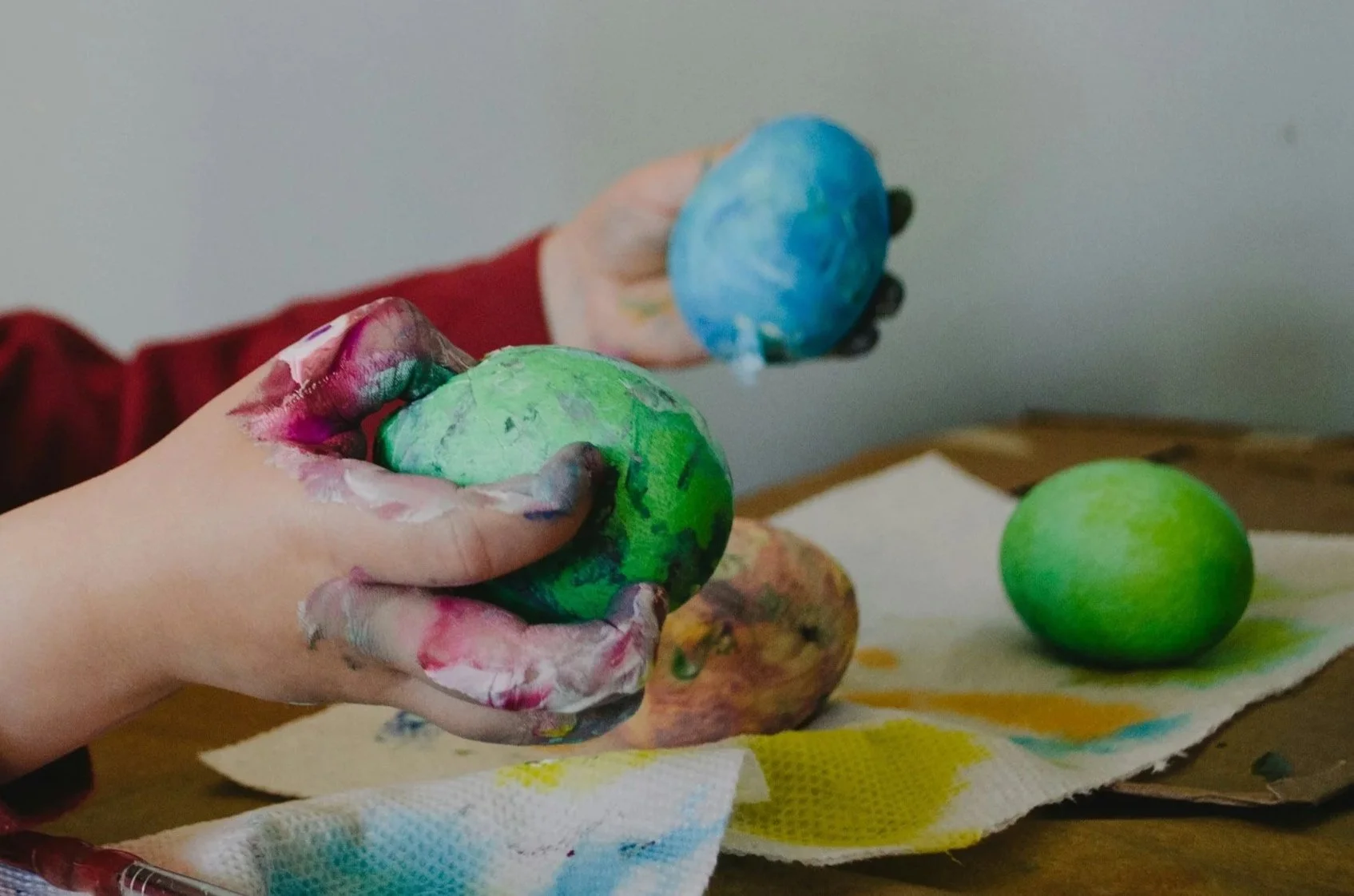 Ostereier bemalen am Ostersonntag
