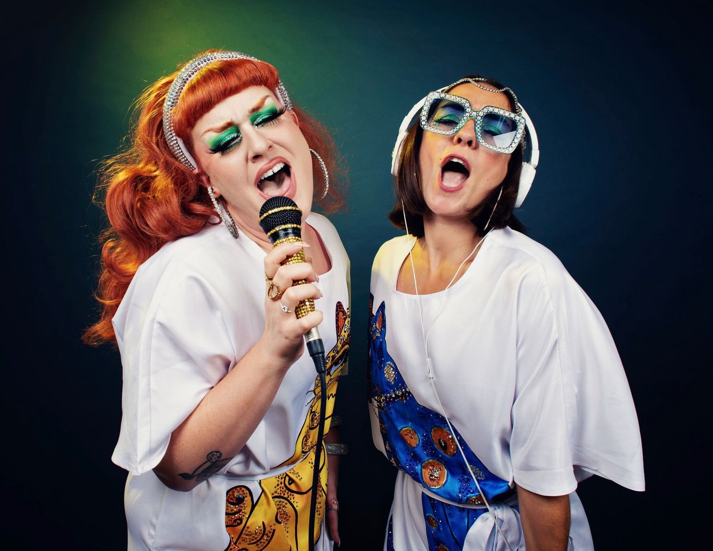 Guess our go to karaoke song 🎤 

📸: @karlagowlett