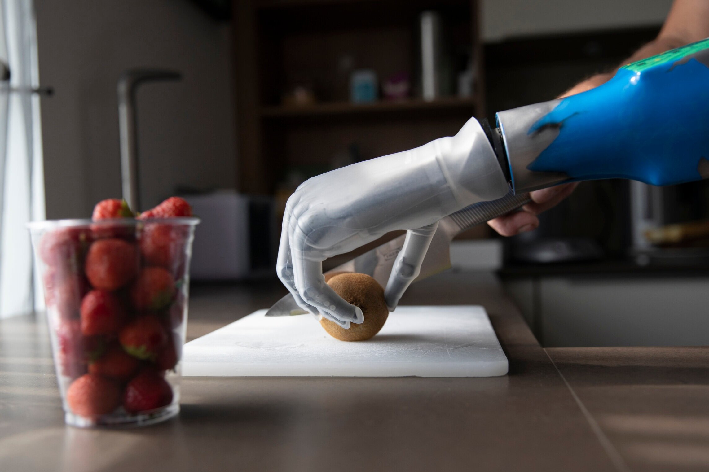 i-Limb+Quantum+-+Cutting-DESKTOP-4I81KN1.jpg