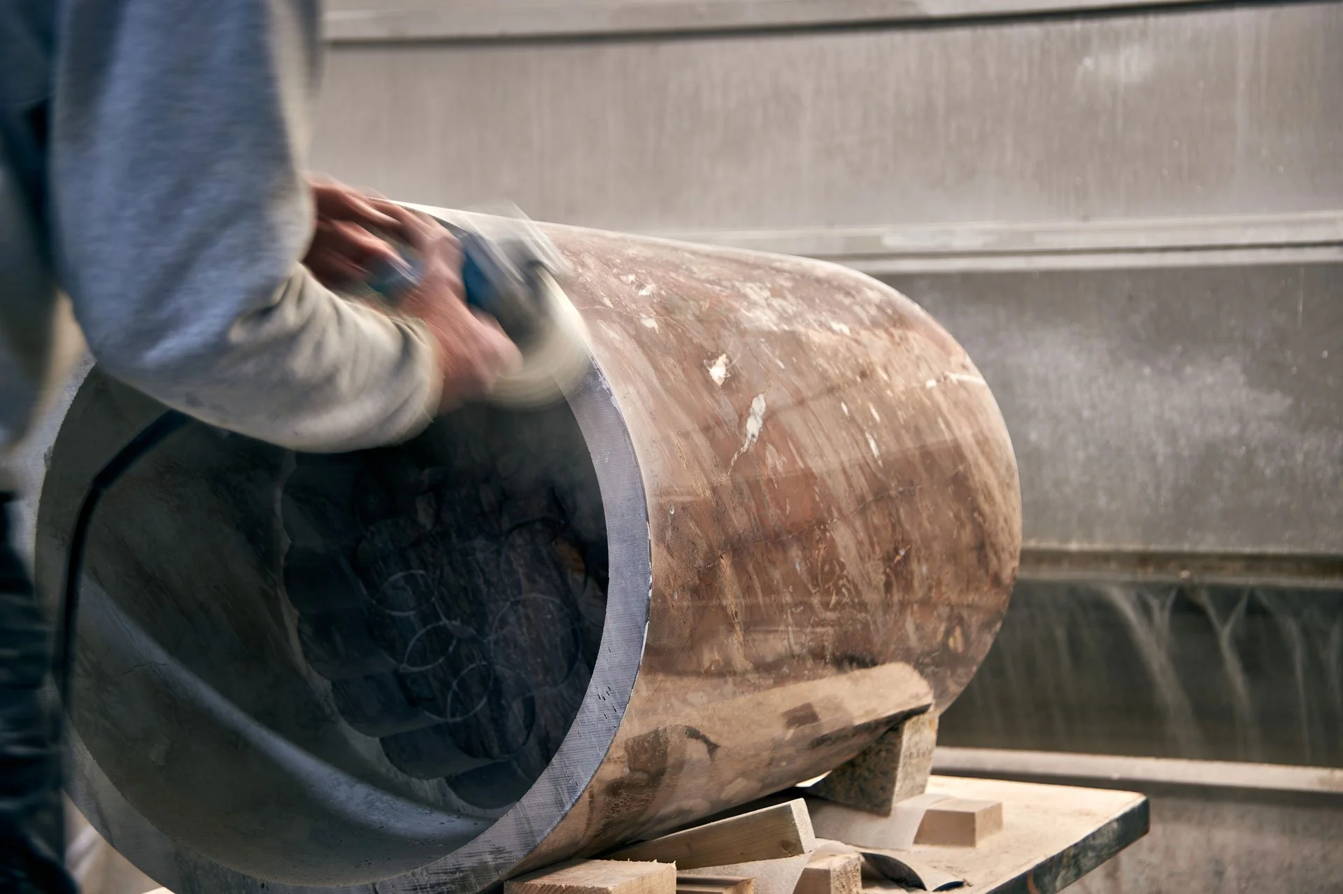 stoneCIRCLE - working on a stone plynth from a single block - photo Marco Joe Fazio Creatives